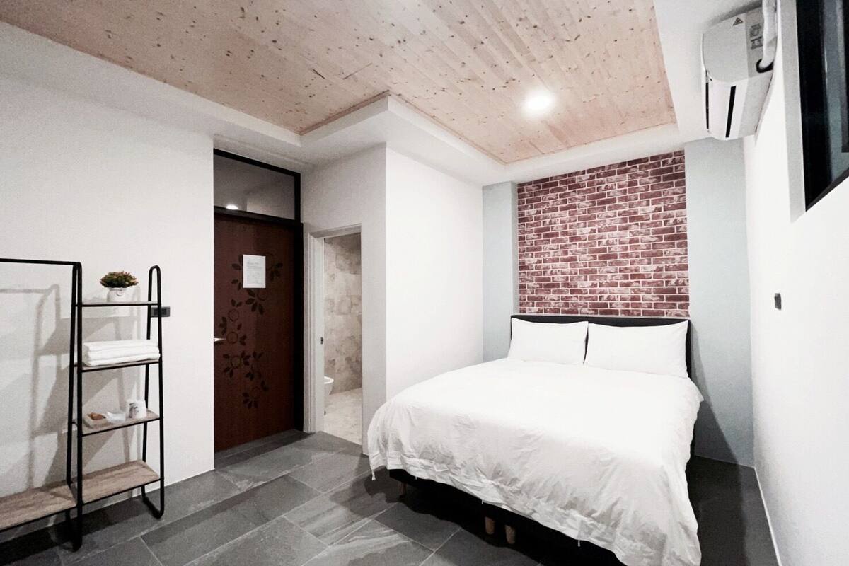 Habitación doble familiar | Decoración personalizada, escritorio y espacio para trabajar con laptop