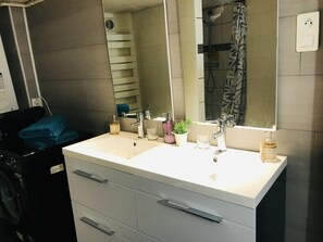 Douche, sĂšche-cheveux, serviettes fournies, savon