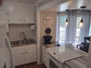 Fridge, microwave, oven, stovetop - Emerald Getaway (Destin)