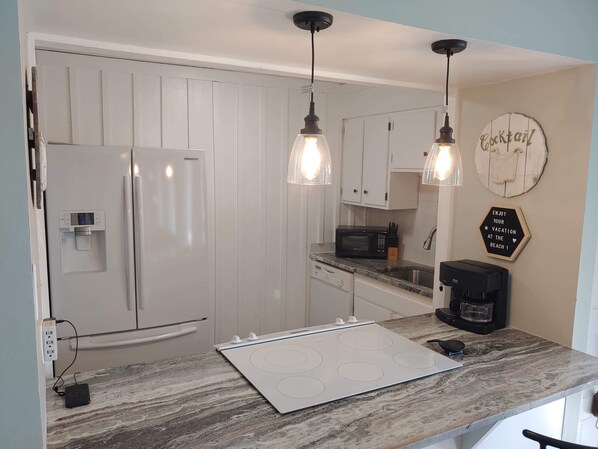 Réfrigérateur, micro-ondes, four, plaque de cuisson