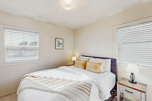 Perfectly located home with pellet stove - walk to Trinidad State Beach & Harbor