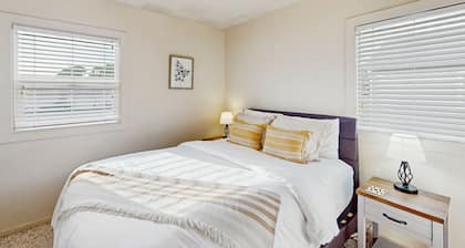 Perfectly located home with pellet stove - walk to Trinidad State Beach & Harbor