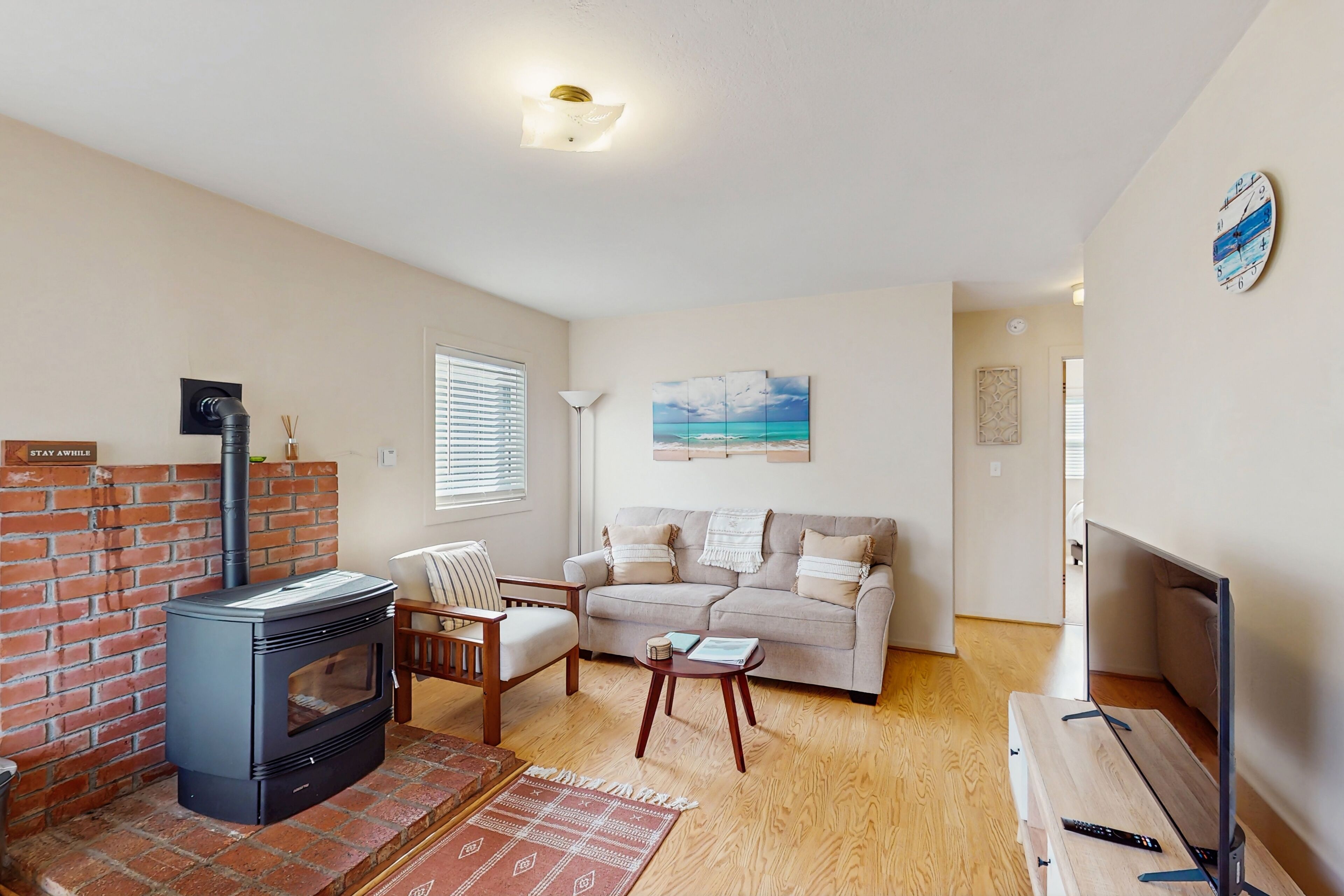 Televisión y chimenea 