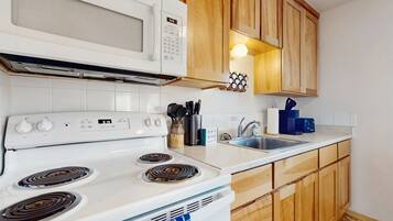 Réfrigérateur, four à micro-ondes, un four, surface de cuisson