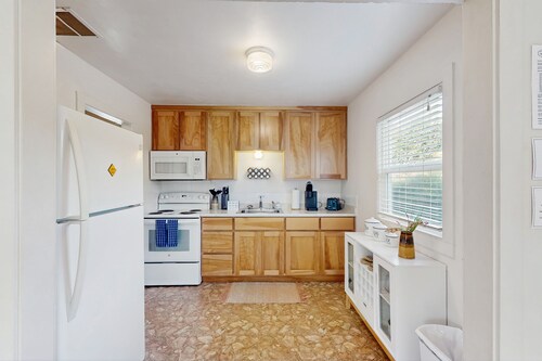 Perfectly located home with pellet stove - walk to Trinidad State Beach & Harbor