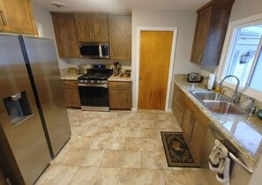 Refrigerador, microondas, horno y parrilla de estufa 
