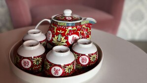 A table with a teapot and six teacups on a tray. - Natalie House Kata Beach (Karon)