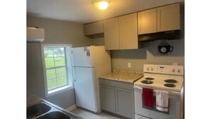 Private kitchen - Cozy Home Mins Away from Beach. (Mount Pleasant)