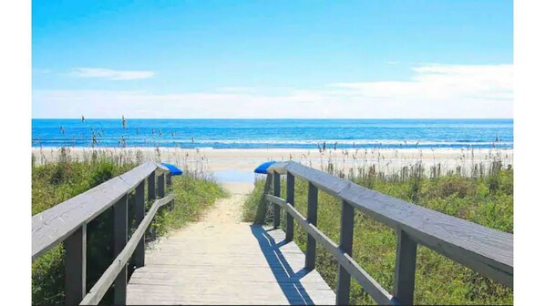 Beach - Cozy Home Mins Away from Beach. (Mount Pleasant)