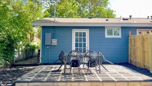 Outdoor dining - Stylish~Renovated 4Br/2BAT 3MinAirport 10 Min Downtown Central Location (San Antonio Texas)