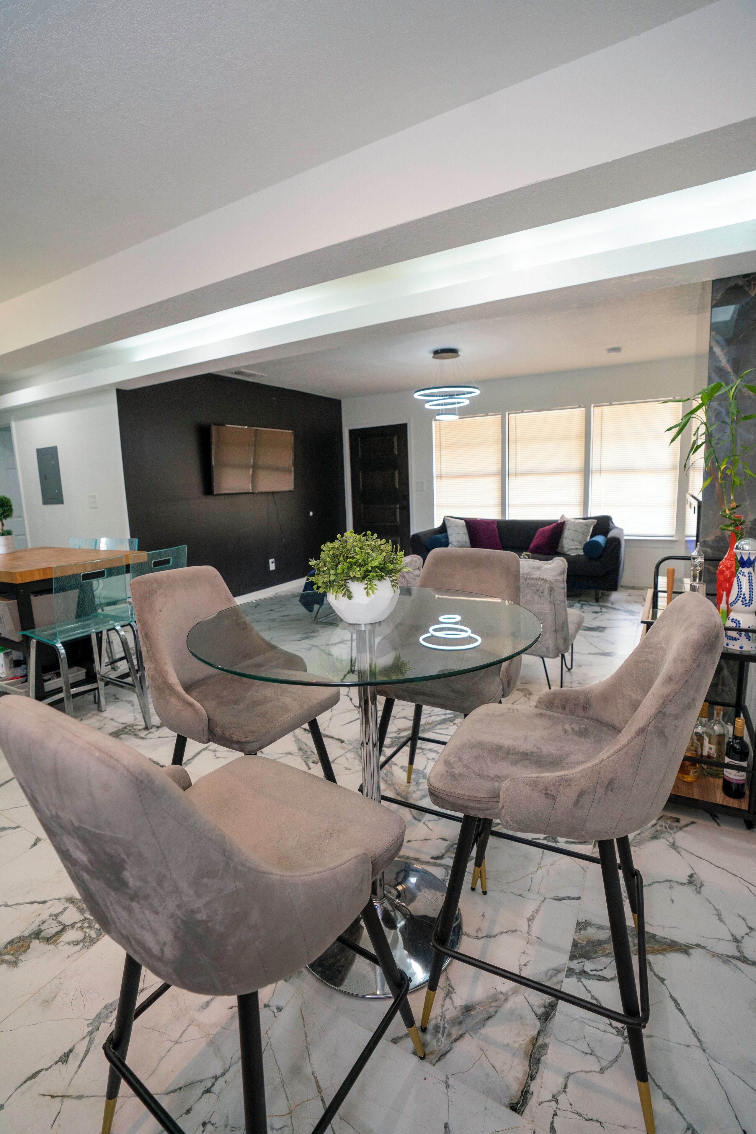 Stylish~renovated 4br/2bat 3minairport 10 Min Downtown Central Location - San Antonio, TX