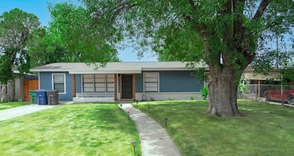 Stylish~Renovated 4Br/2BAT 3MinAirport 10 Min Downtown Central Location