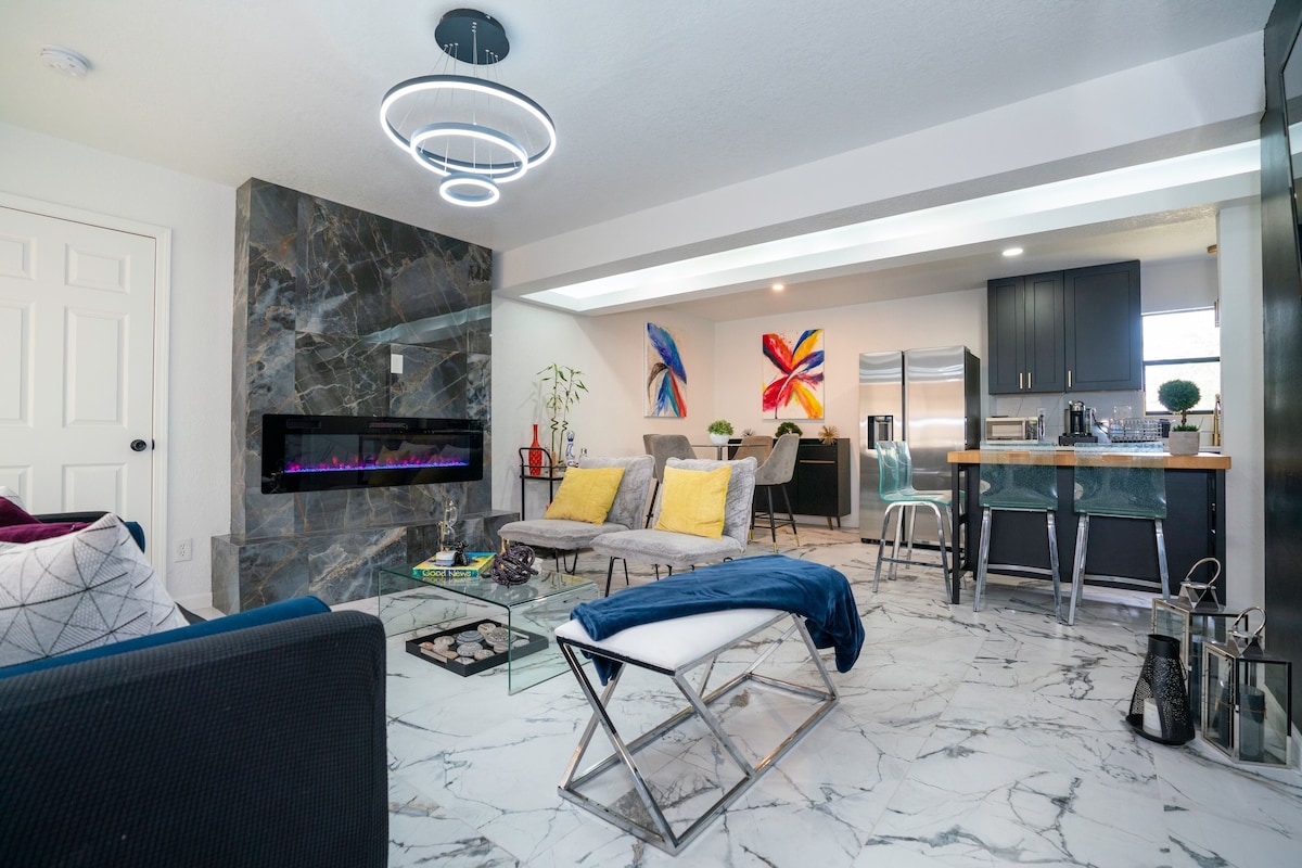 Stylish~Renovated 4Br/2BAT 3MinAirport 10 Min Downtown Central Location