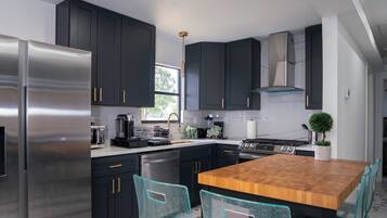 Een microgolfoven, een oven, een kookplaat, een vaatwasser