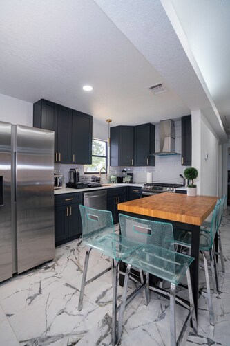 Stylish~Renovated 4Br/2BAT 3MinAirport 10 Min Downtown Central Location