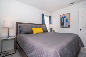 4 bedrooms, iron/ironing board, WiFi, bed sheets - Stylish~Renovated 4Br/2BAT 3MinAirport 10 Min Downtown Central Location (San Antonio Texas)