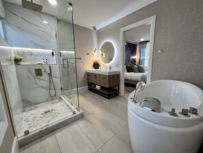 Haartrockner, Handtücher, Seife, Toilettenpapier
