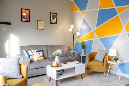 Stylish House Walking Distance from the Fun of the Highlands!