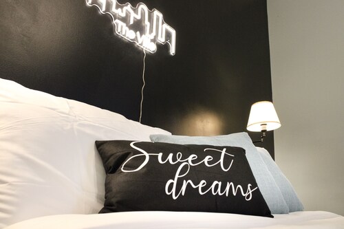 Stylish House Walking Distance from the Fun of the Highlands!