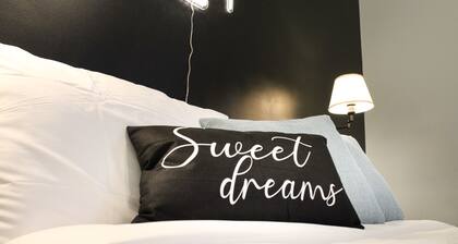 Stylish House Walking Distance from the Fun of the Highlands!