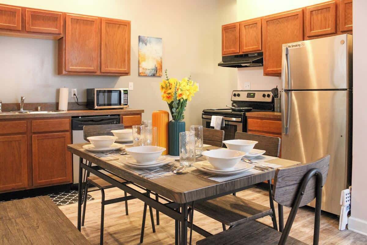 Coffee/tea maker, fridge, microwave, oven