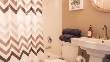 Hårtork, handdukar, tvål och schampo