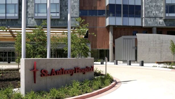 Ein Krankenhausgebäude im modernen Stil, mit einem markanten Eingang, auf dem das Schild "St. Anthony Hospital" zu sehen ist.