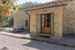 Outdoor dining - a cosy country cottage in a very private, secluded position. (Murlo)