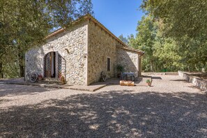 Outdoor dining - a cosy country cottage in a very private, secluded position. (Murlo)