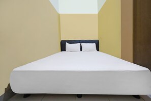 Kahden hengen huone | Kannettavalle tietokoneelle sopiva työtila, vuodevaatteet