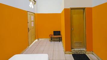 Espacio para trabajar con laptop y ropa de cama