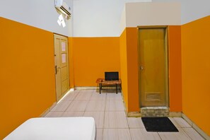 Kahden hengen huone | Kannettavalle tietokoneelle sopiva työtila, vuodevaatteet