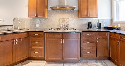 Stunning 3brm Apartment in the trendy. Beaches Area of Toronto