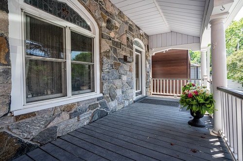 Stunning 3brm Apartment with rooftop patio in the Beaches Area of Toronto