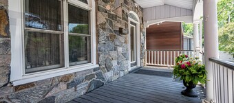 Stunning 3brm Apartment with rooftop patio in the Beaches Area of Toronto