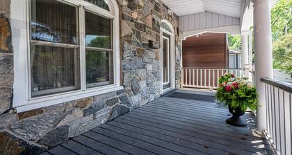 Stunning 3brm Apartment with rooftop patio in the Beaches Area of Toronto