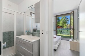 Shower, bidet, towels - Porto Letizia Bologna 1, Porlezza, Italy (Porlezza)