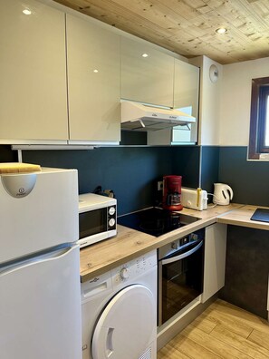 KylskÄp, diskmaskin och grytor/köksredskap