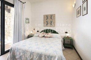 1 slaapkamer, een strijkplank/strijkijzer