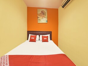 Standard Double Room | Desk, laptop workspace, soundproofing, free WiFi - Hotel O Homestay Madu Makassar (Makassar)