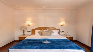 Habitación Deluxe | Tabla de planchar con plancha, wifi gratis y ropa de cama 