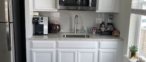 Frigorífico, microondas, horno y placa de cocina