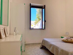 2 slaapkamers, een strijkplank/strijkijzer, gratis wifi, beddengoed