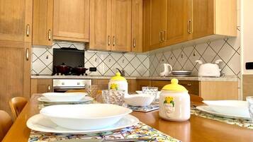 Fridge, oven, stovetop, coffee/tea maker
