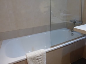 Ensemble douche/baignoire, serviettes fournies
