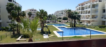 Beautiful 2 bedroom 2 bathroom apartment with pool