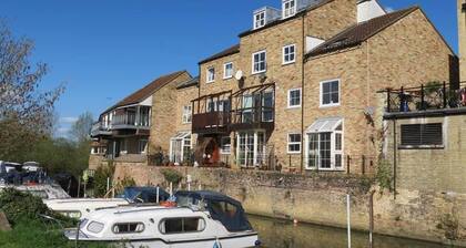 River Penthouse Apt 2BR Parking View St Neots Town Centre