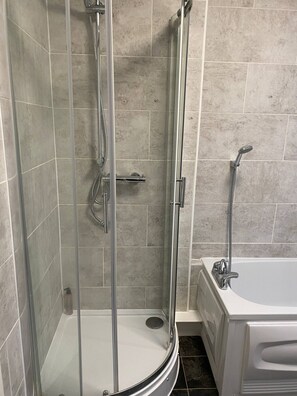 Bañera, secador de pelo y toallas