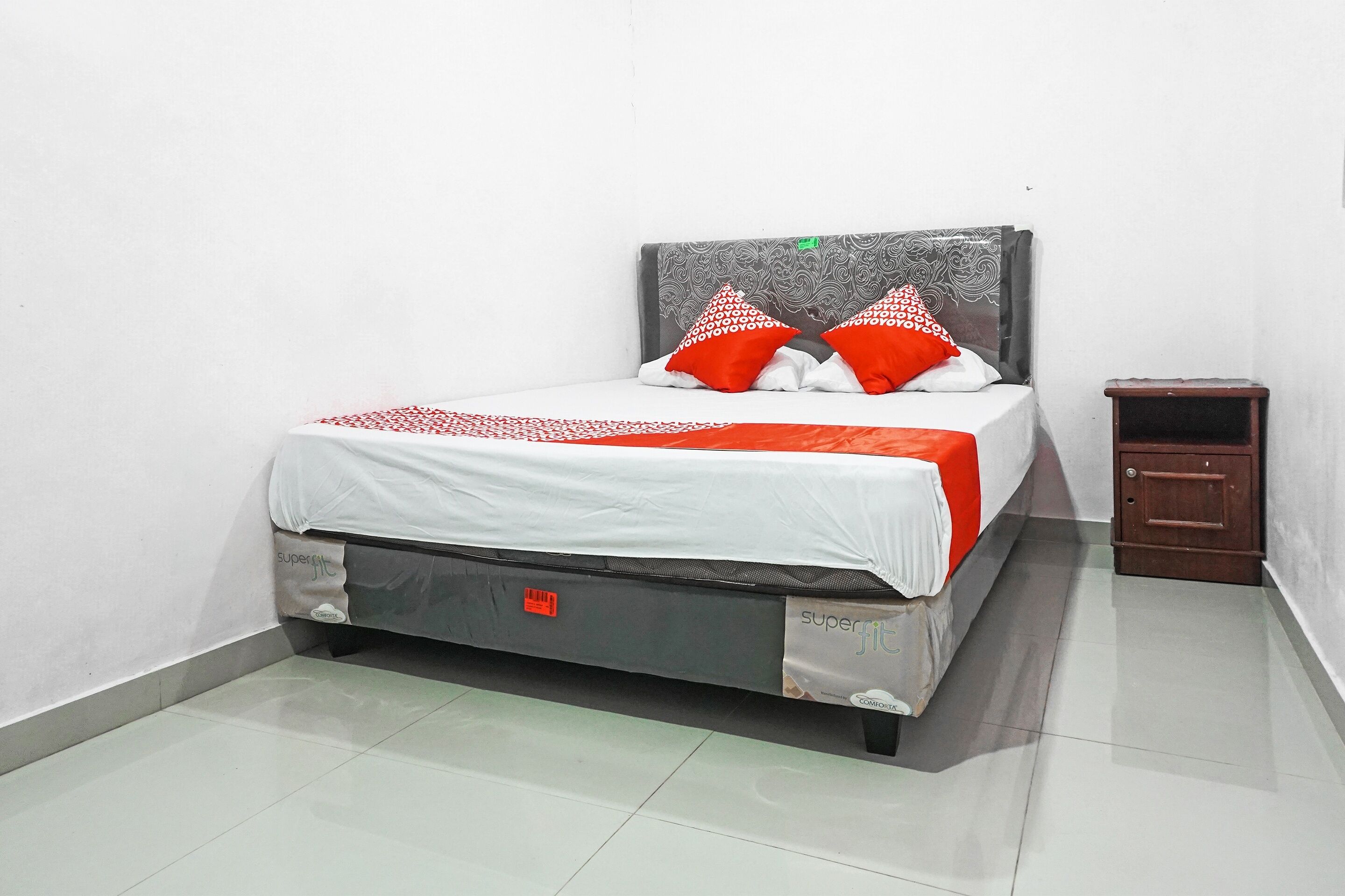 Desk, laptop workspace, free WiFi, bed sheets