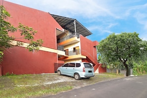 Vista frontal de la propiedad
